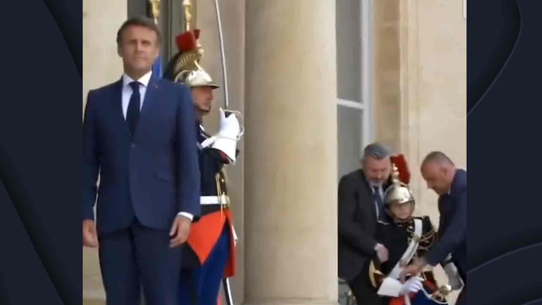 Macron y el guardia real desmayado.