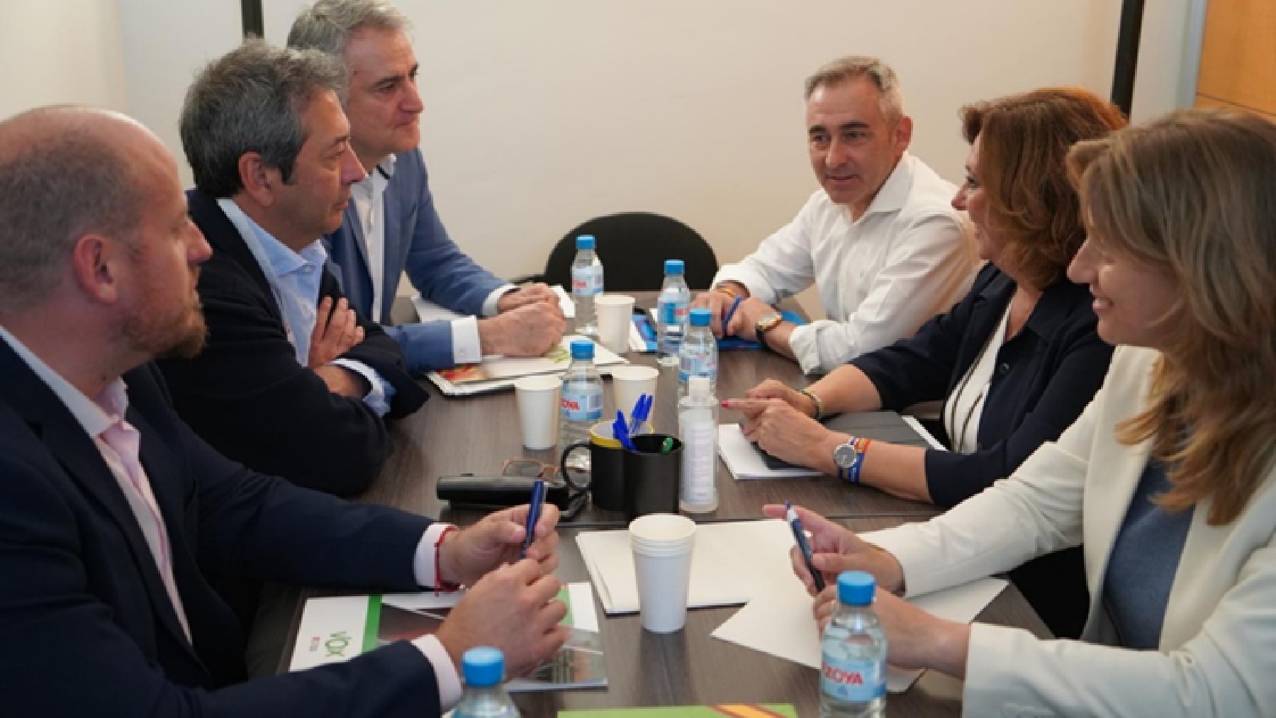 Los equipos negociadores de PP y Vox, la semana pasada, en Valencia.