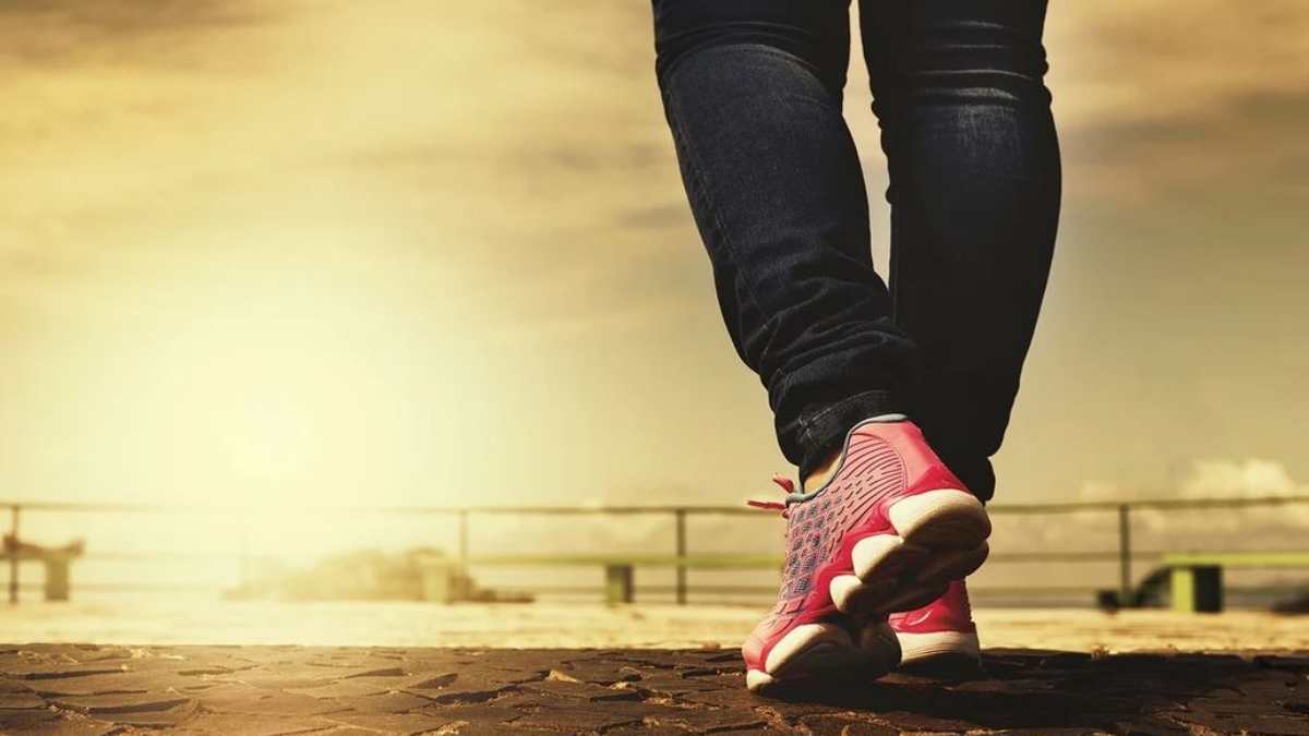 Se acabó el mito de los 10.000 pasos: la ciencia te dice cuánto tienes que andar para adelgazar
