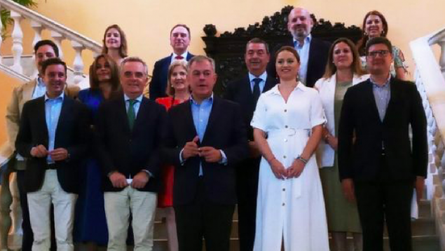José Luis Sanz (PP) junto a su equipo de gobierno en Sevilla.