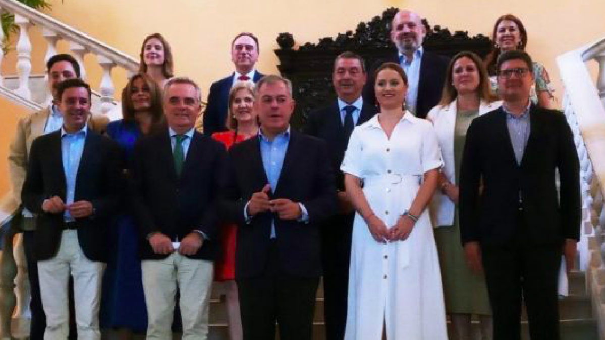 José Luis Sanz (PP) junto a su equipo de gobierno en Sevilla.