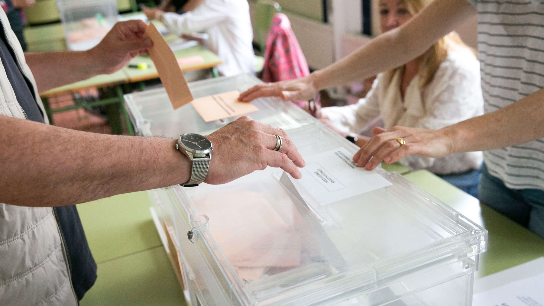 Un ciudadano deposita su voto en una urna electoral.