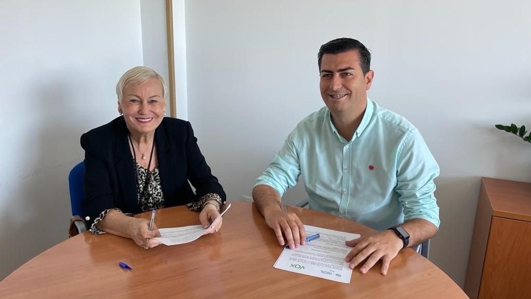 Pilar Fenoy (Vox) y José Francisco Garrido (PP) firman el pacto de gobierno en Níjar (Almería).