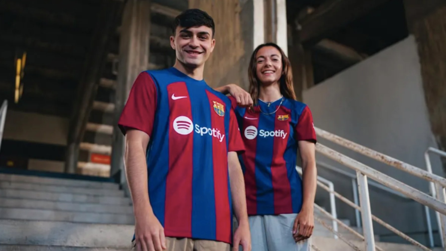 Pedri y Aitana presentan la nueva camiseta. (FC Barcelona) c