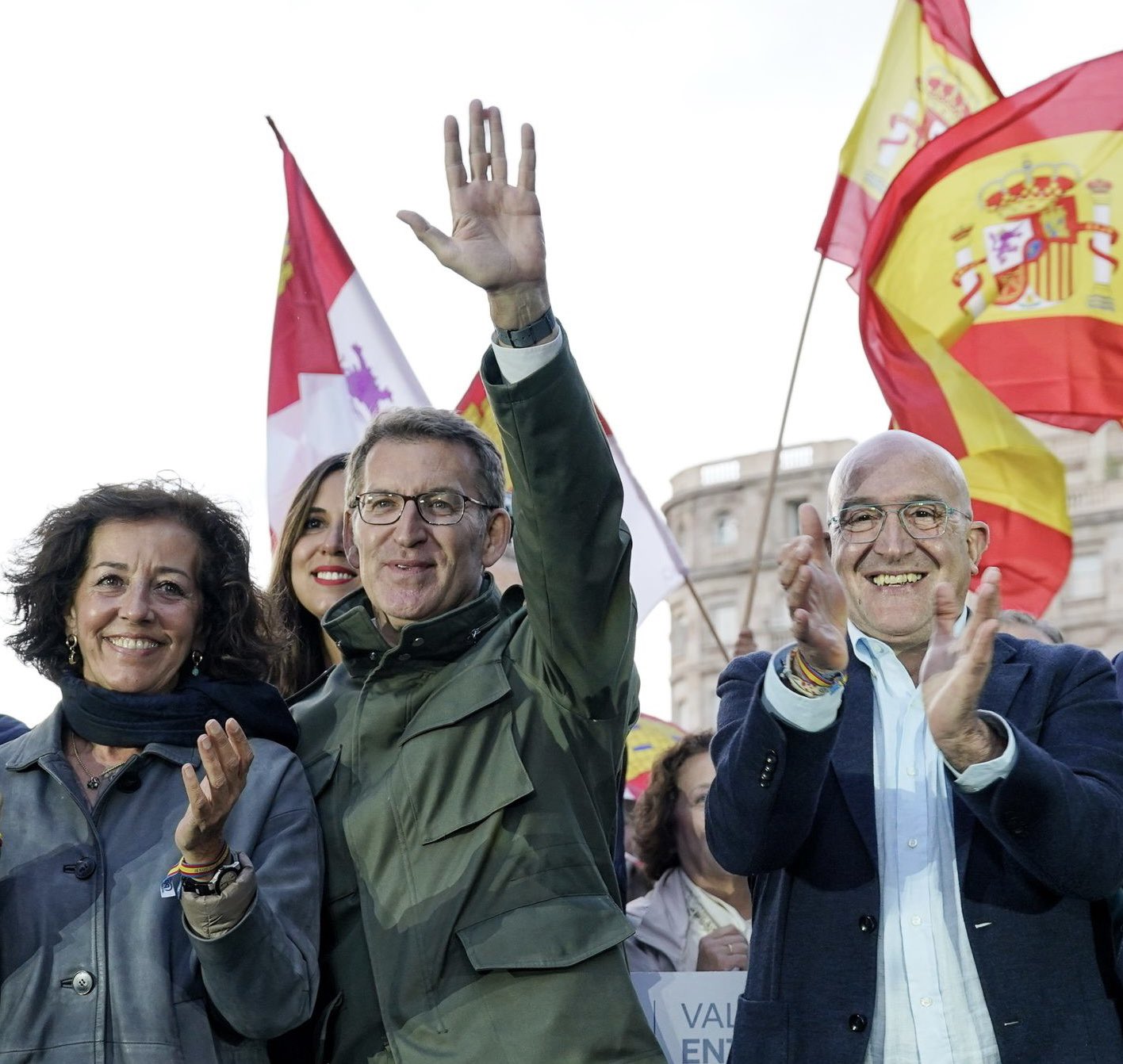 Feijóo durante un mitin de campaña en Valladolid junto al candidato Jesús Julio Carnero