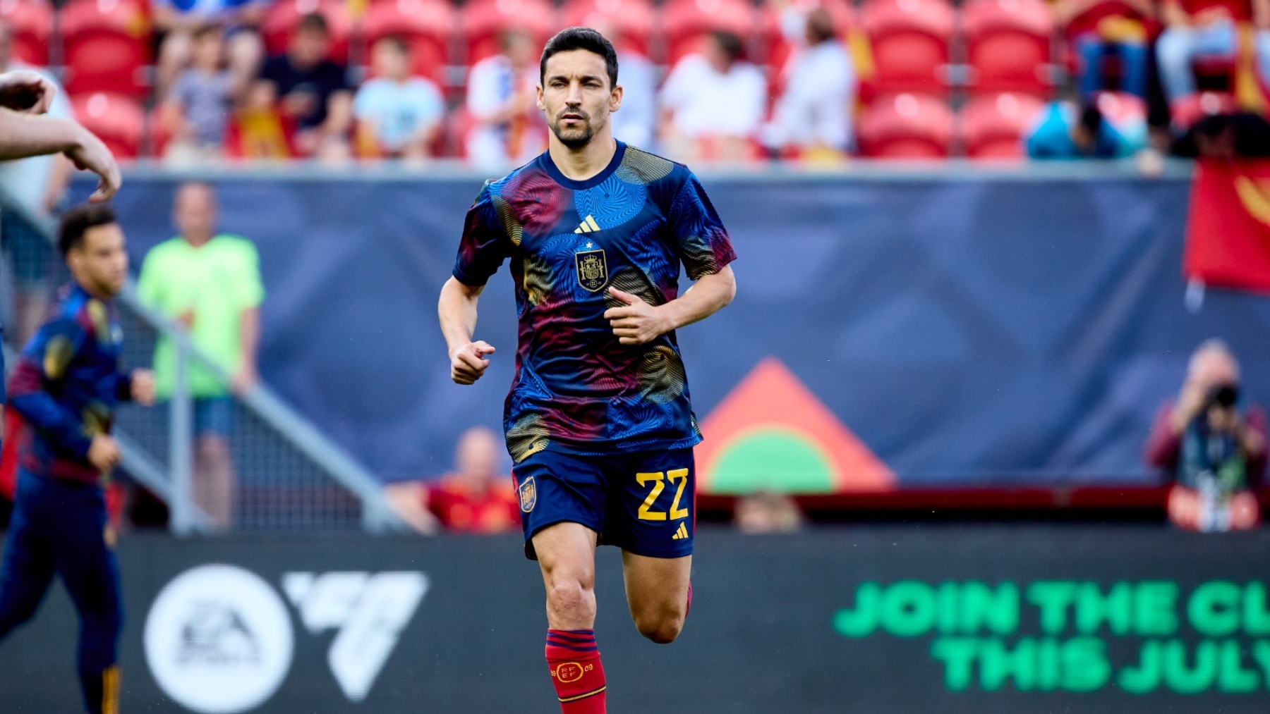 Jesús Navas en el calentamiento previo al encuentro ante Italia. (@SEFutbol)