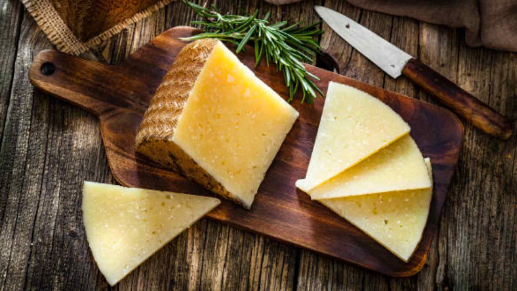 Tira inmediatamente el queso si notas esto: puede ser muy peligroso