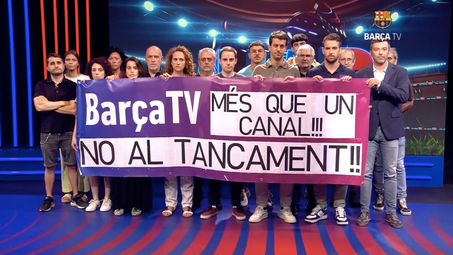 Los trabajadores de Barça TV posan con una pancarta.