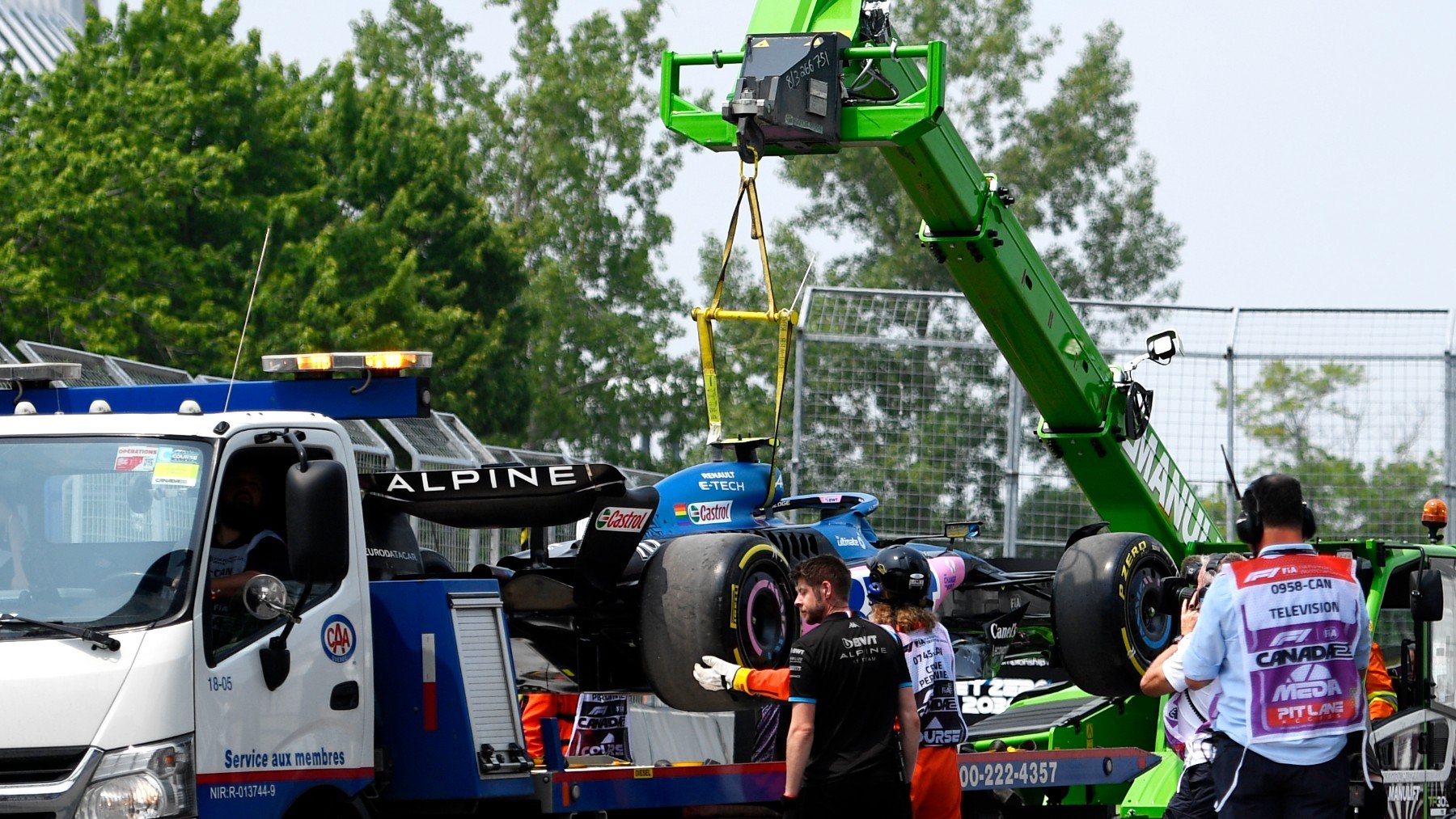 El Alpine de Gasly siendo remolcado en el GP de Canadá. (Getty)