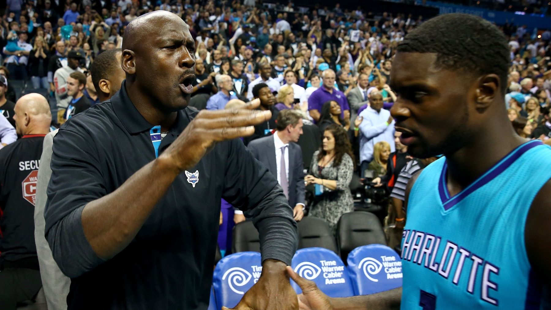 Michael Jordan en un partido de los Hornets. (Getty)