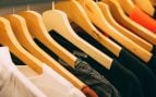 La curiosa idea de poner las perchas del revés en el armario