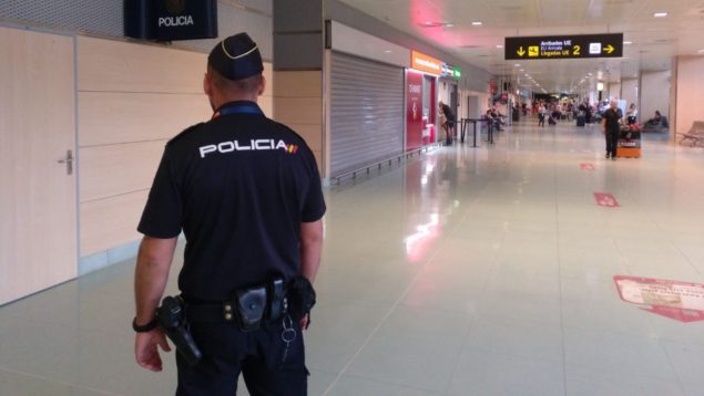Un joven alemán detenido en el avión cuando huía tras una agresión a una mujer en Palma