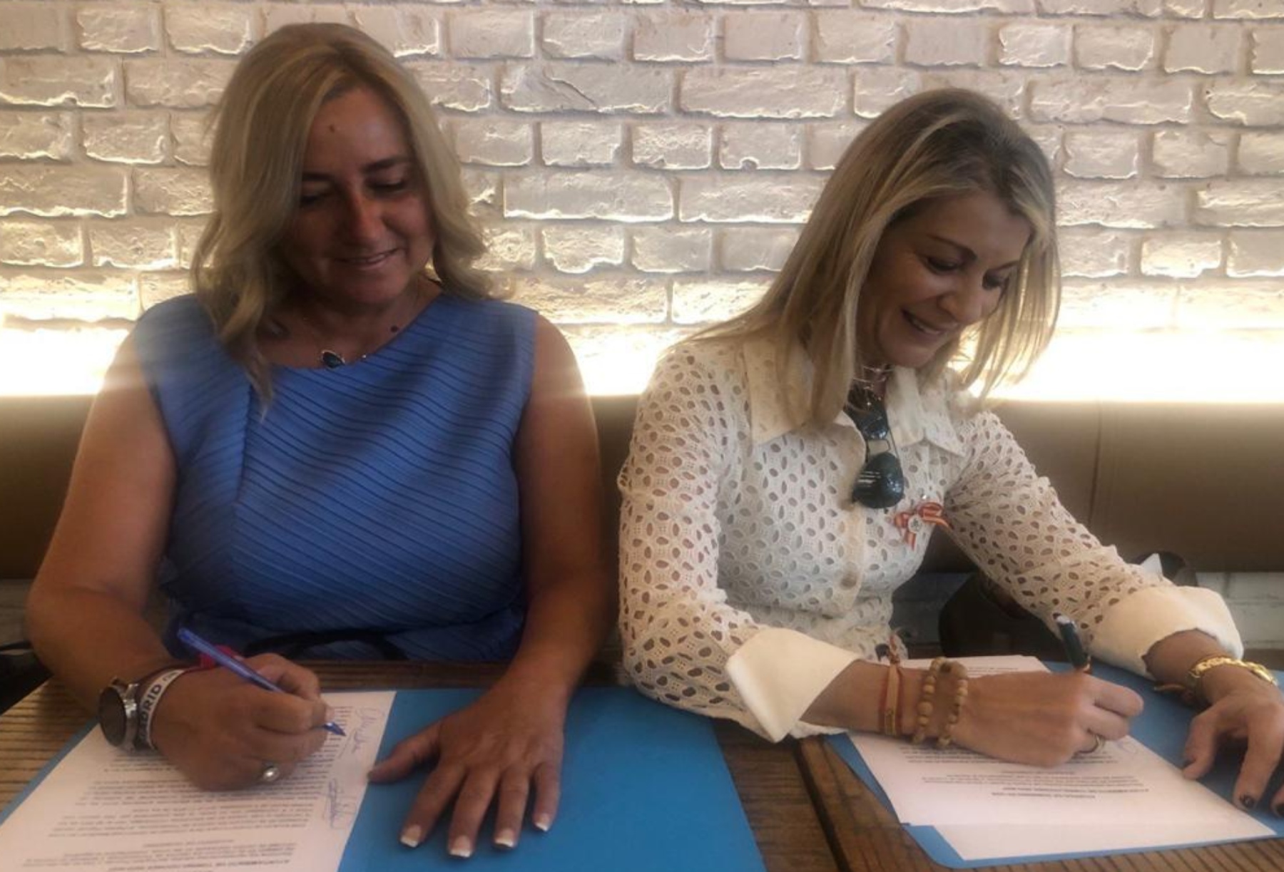 Almudena Negro (PP) y Sonsoles Palacios (Vox) firman el acuerdo de Torrelodones.