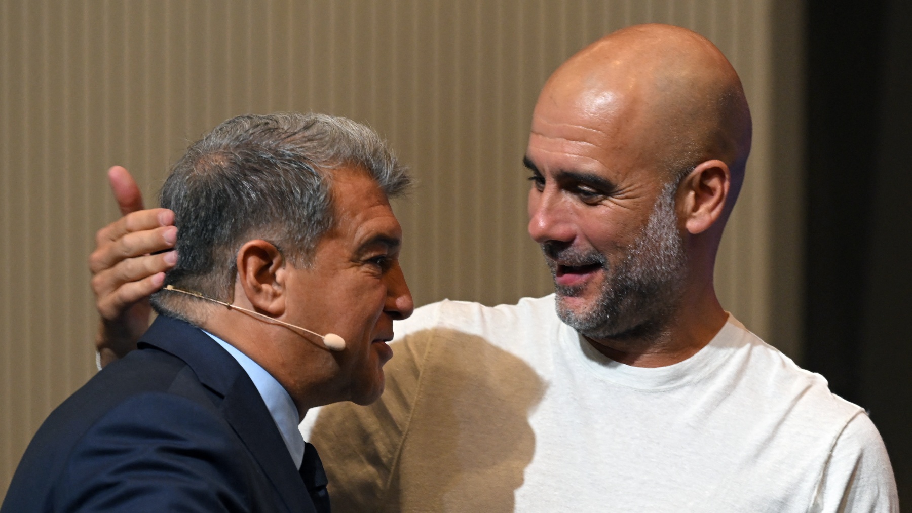 Joan Laporta y Pep Guardiola. (AFP)