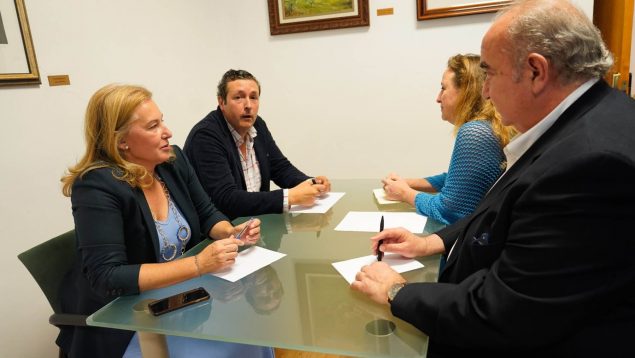 Reunión entre los negociadores de PP y Vox en Cantabria (Foto: EP).