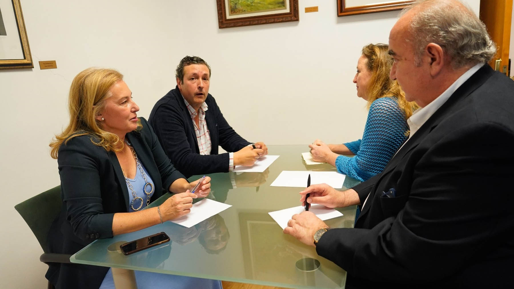 Reunión entre los negociadores de PP y Vox en Cantabria (Foto: EP).
