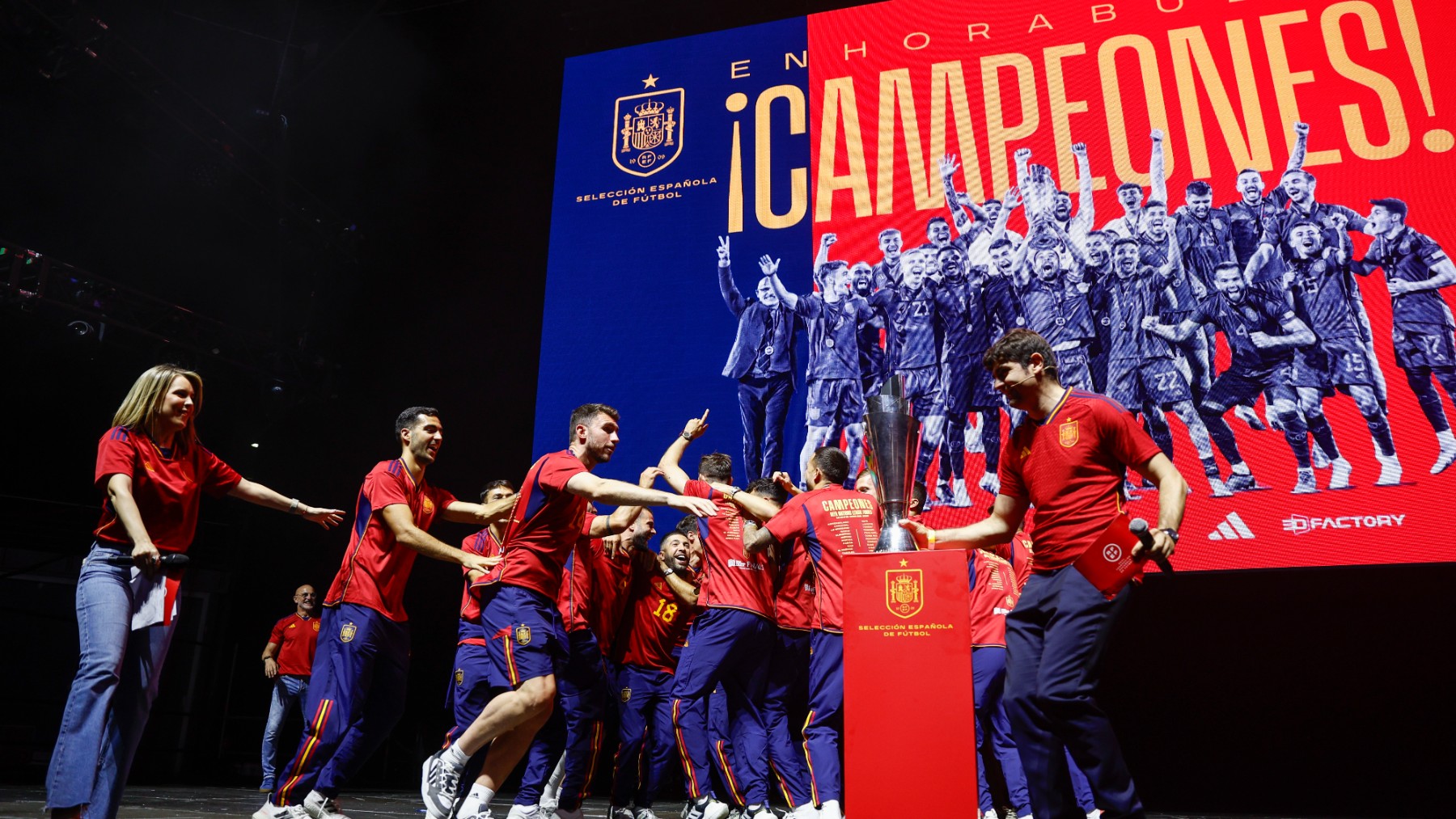 La selección española celebra el título de la Liga de Naciones. (EFE)