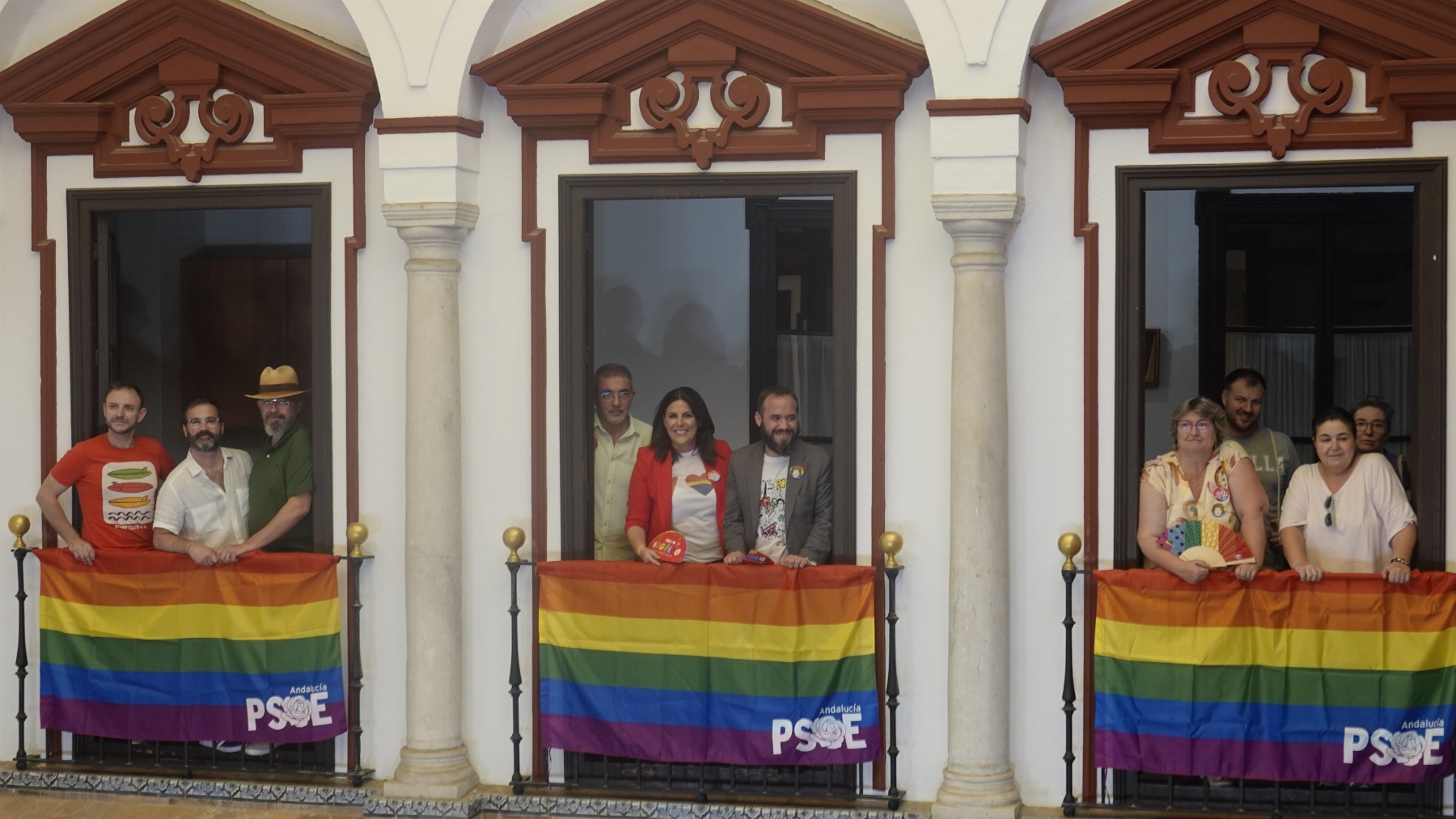 Despliegue de la bandera LGTBI en la sede del PSOE de Andalucía en Sevilla (PSOE-A).