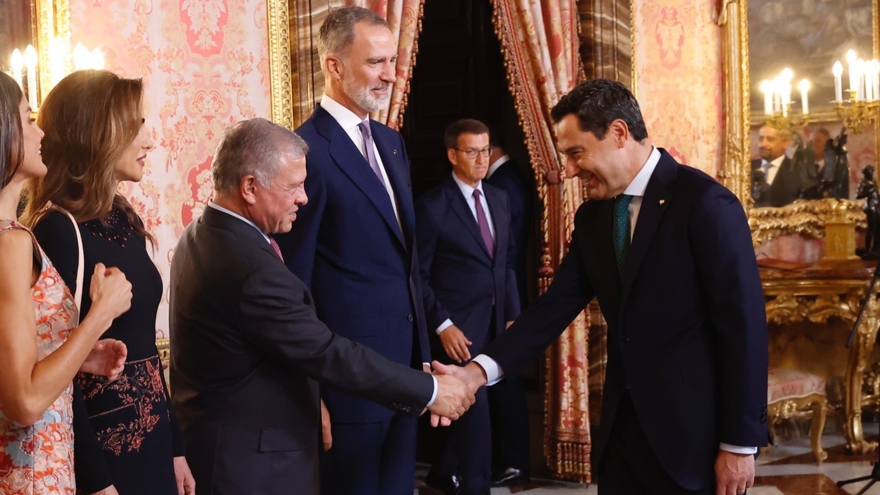 Juanma Moreno saluda al Rey de Jordania, Abdalá II, este lunes en el Palacio Real (JUNTA DE ANDALUCÍA).