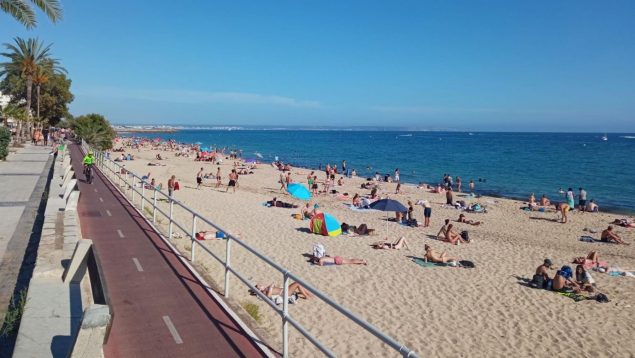 Bañistas en la Playa de Palma. (Europa Press)