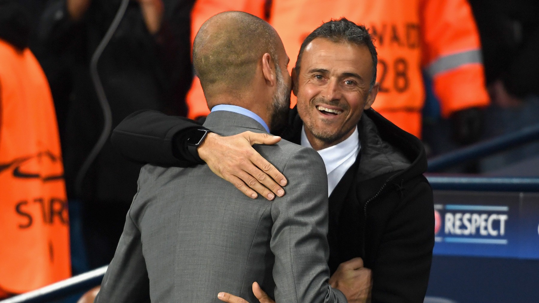Guardiola se abraza con Luis Enrique en un partido de Champions League. (Getty)