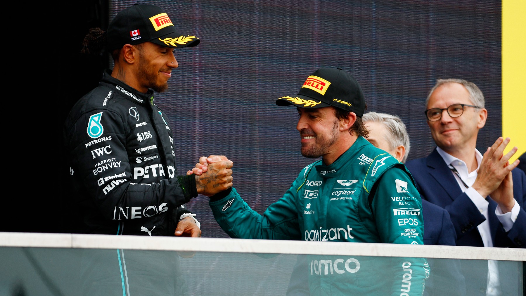 Fernando Alonso y Hamilton se saludan en el podio de Canadá. (Getty)