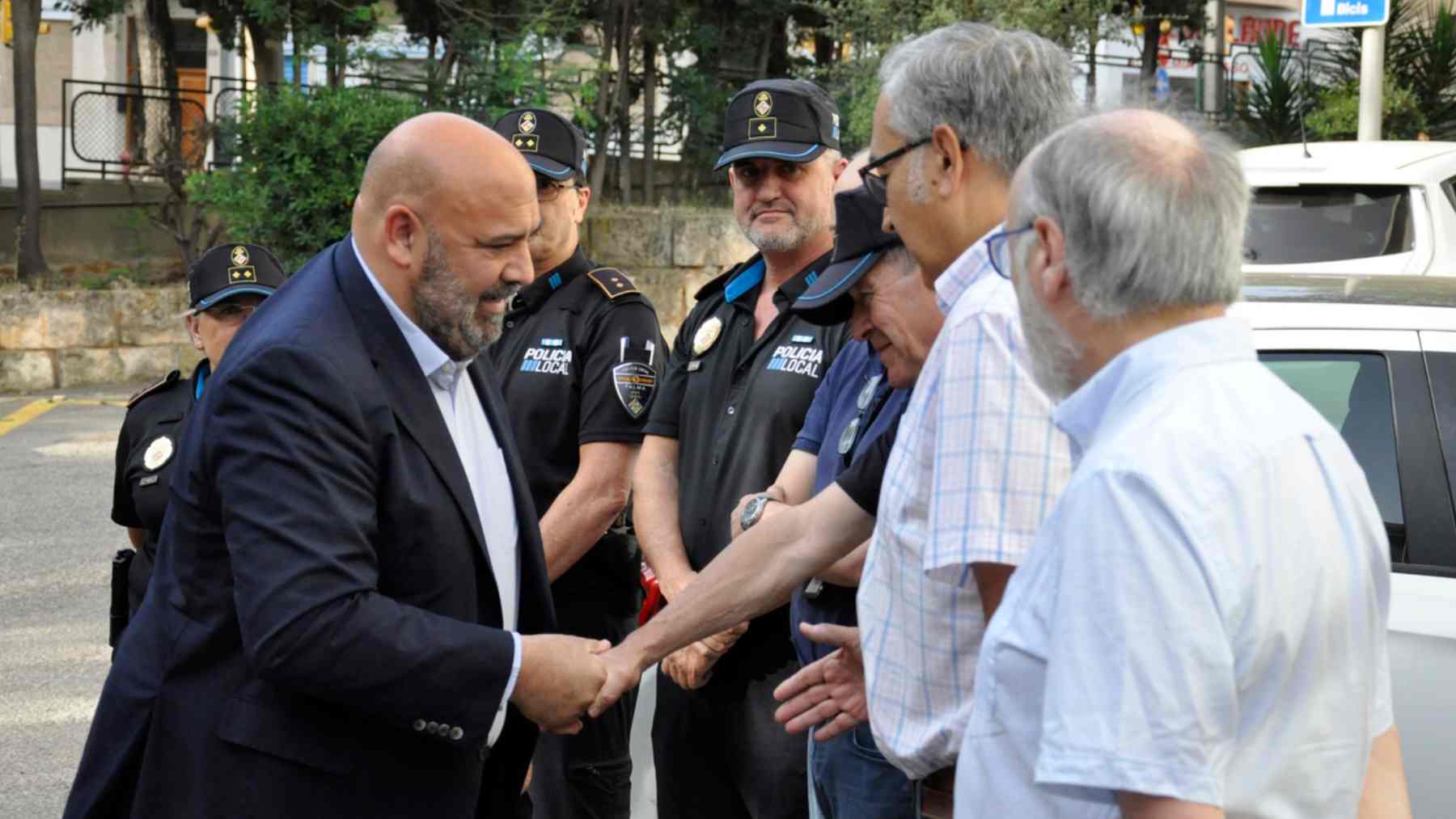 El alcalde de Palma, Jaime Martínez (PP), durante su visita al cuartel de la Policía Local.