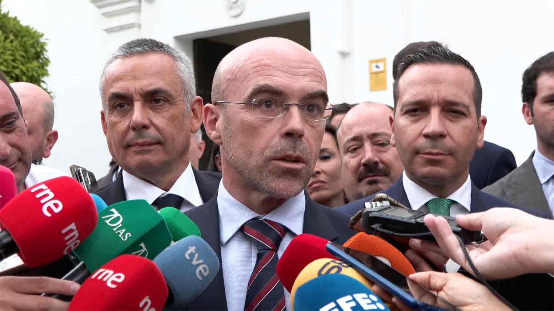 Buxadé comparece a su salida de la Asamblea de Extremadura