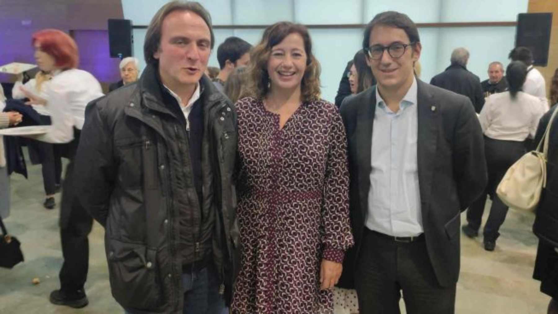 El presidente de la OCB, Joan Miralles, con la ex presidenta Armengol y el ex conseller, Iago Negueruela.