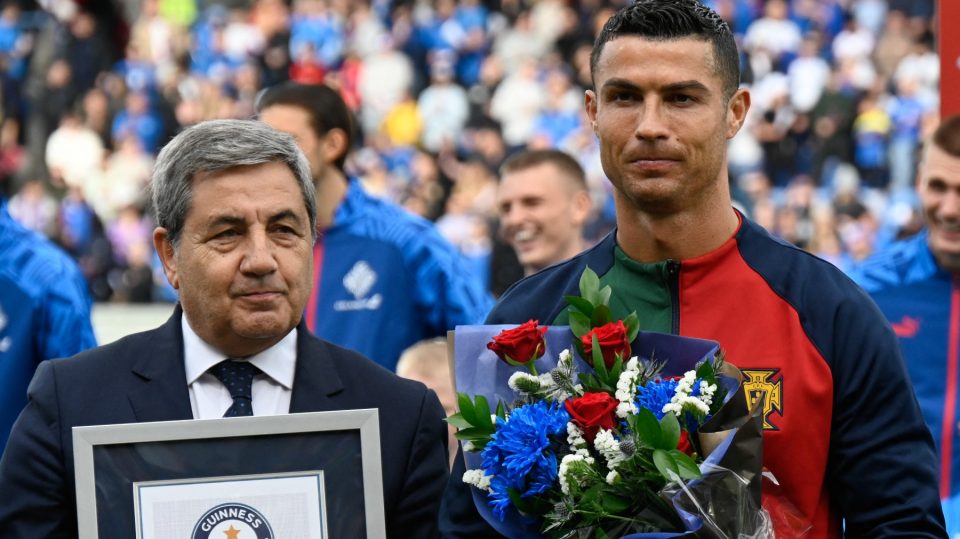 Cristiano Ronaldo celebra o recorde do Guinness com Portugal com um golo nos acréscimos