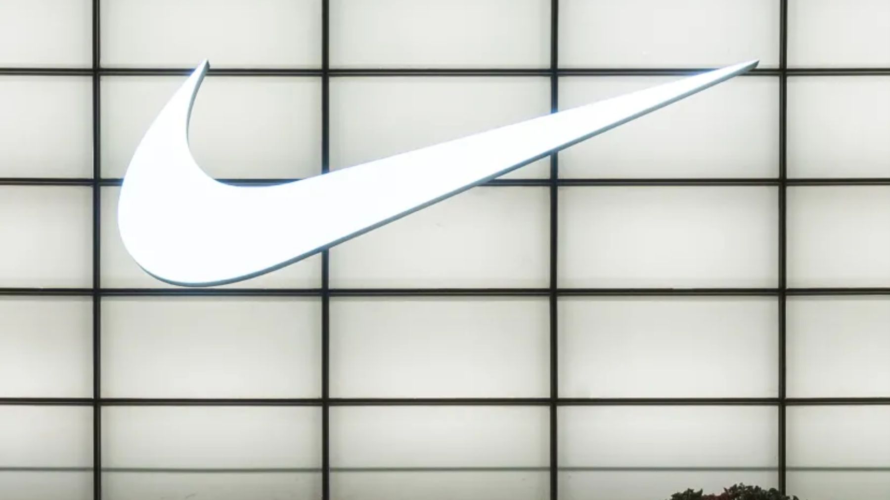 Estas zapatillas Nike fosforitas de rebajas el outlet: colas kilométricas por conseguirlas
