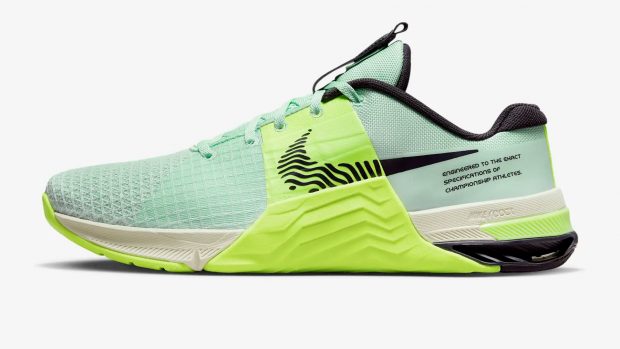 Estas zapatillas Nike fosforitas de rebajas el outlet: colas kilométricas por conseguirlas