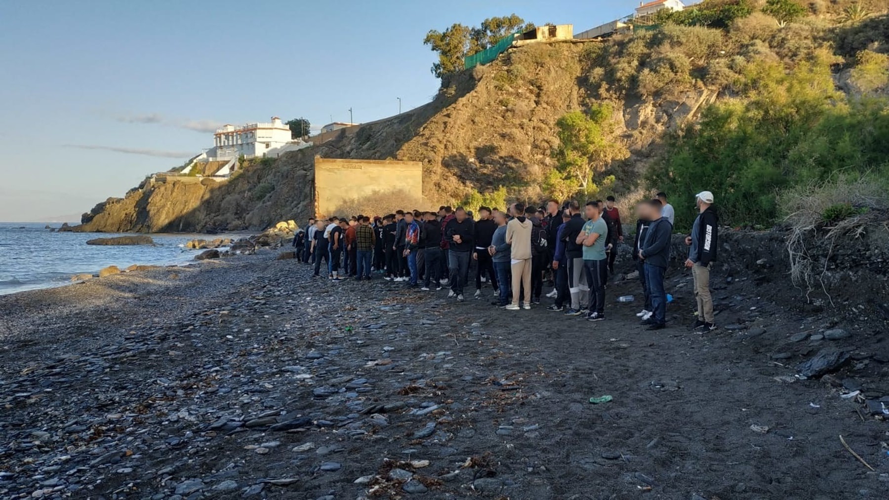 Inmigrantes ilegales llegados a la playa de Adra, en Almería (AUGC).