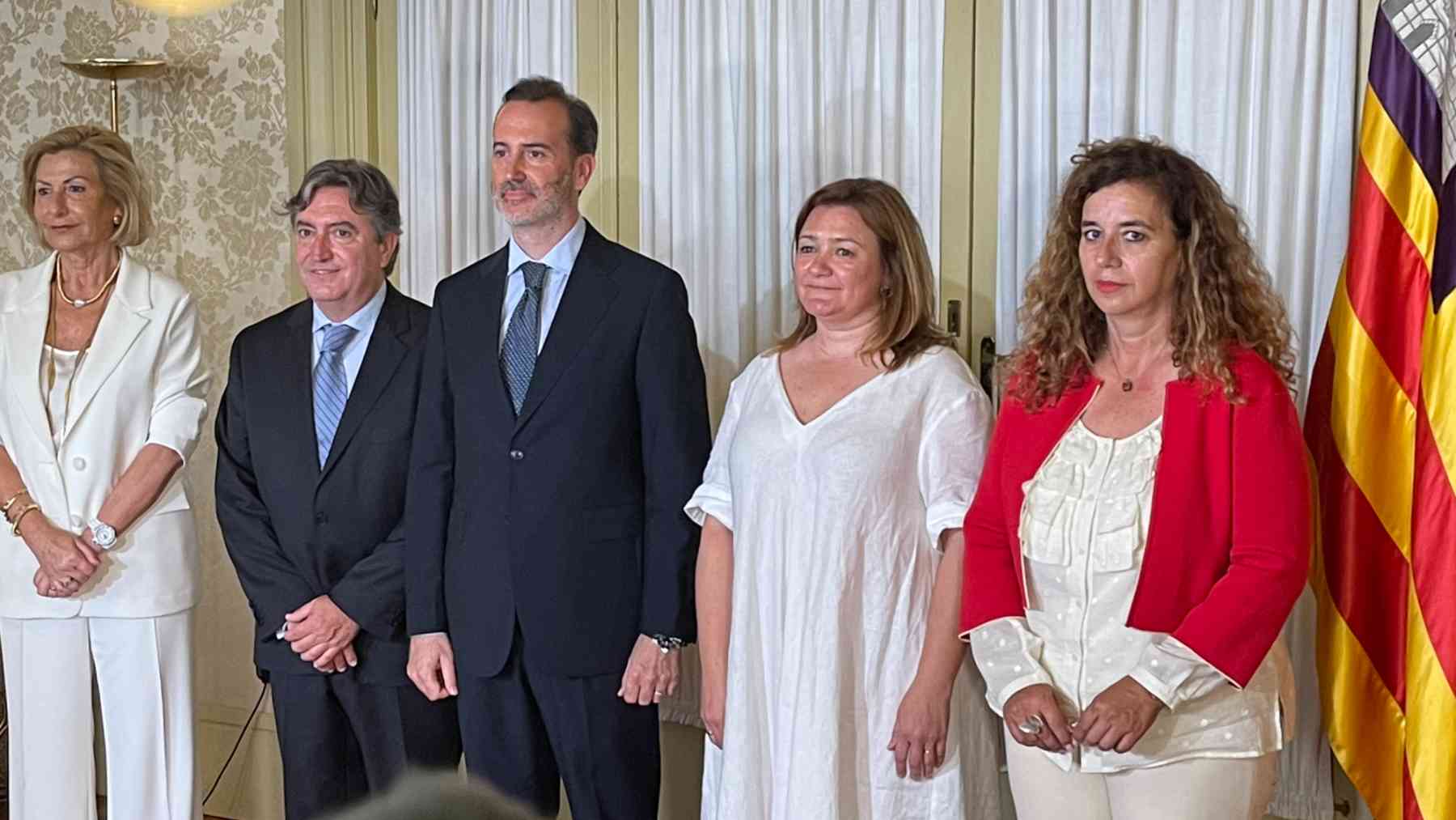 Gabriel Le Senne, nuevo presidente del Parlament, con el resto de los miembros de la Mesa.