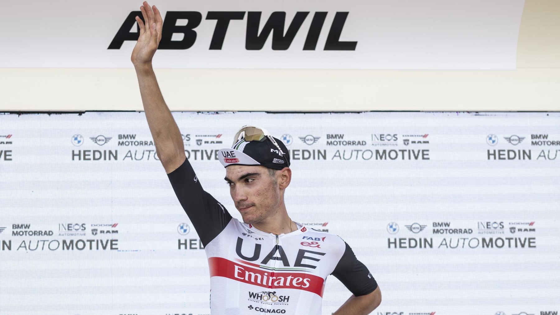 Juan Ayuso saluda desde el podio de la Vuelta a Suiza. (EFE)