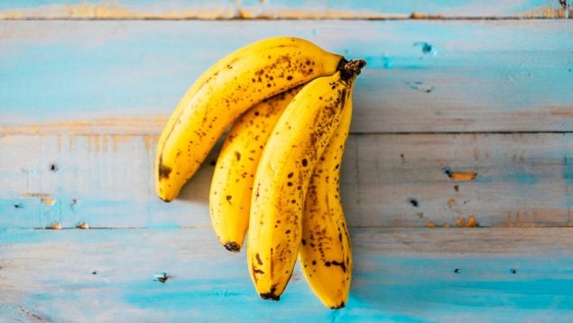 El truco para guardar los plátanos y que no se pongan negros con el calor: duran mucho tiempo