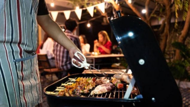 Ni lejía ni detergente: el mejor truco para limpiar tu barbacoa de carbón y dejarla como nueva