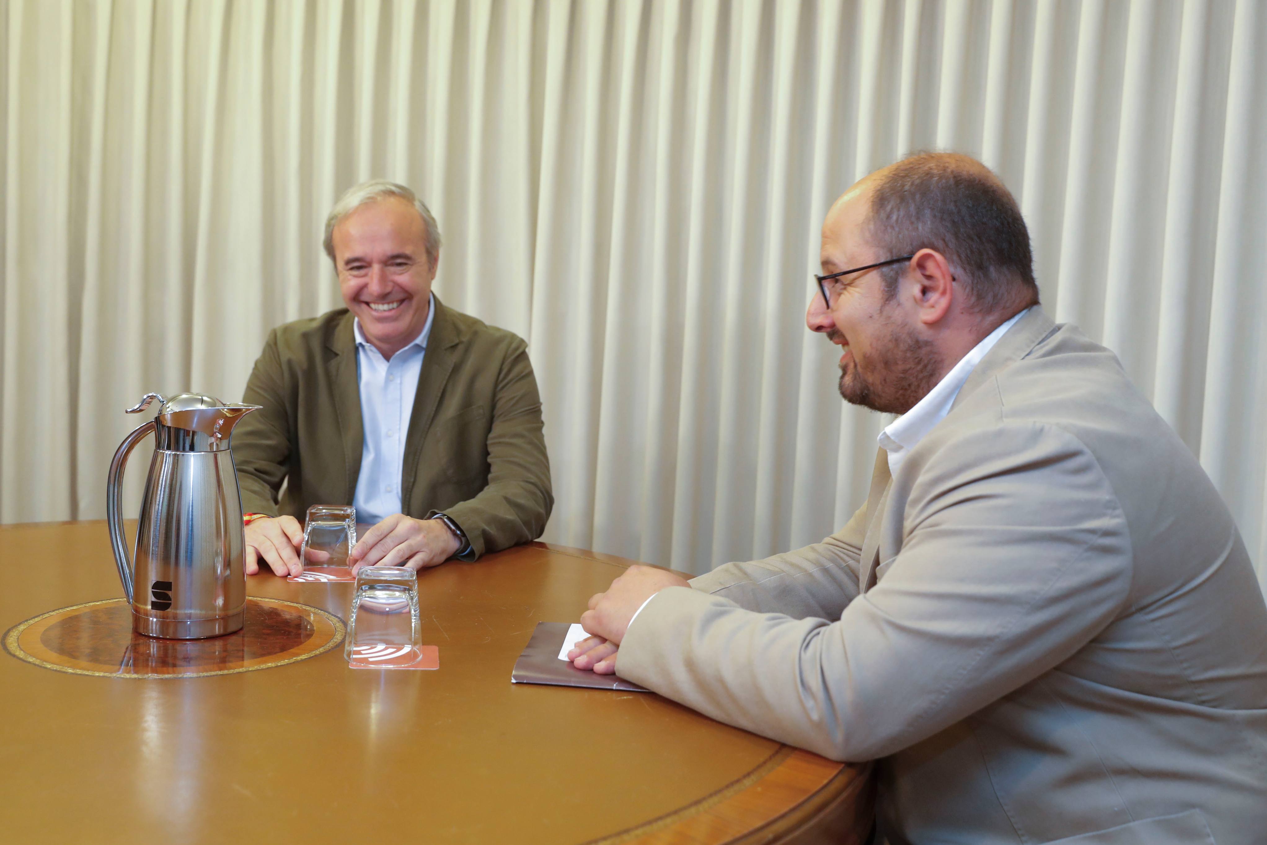 Jorge Azcón, presidente del PP de Aragón, se reúne con Alberto Izquierdo, presidente del PAR