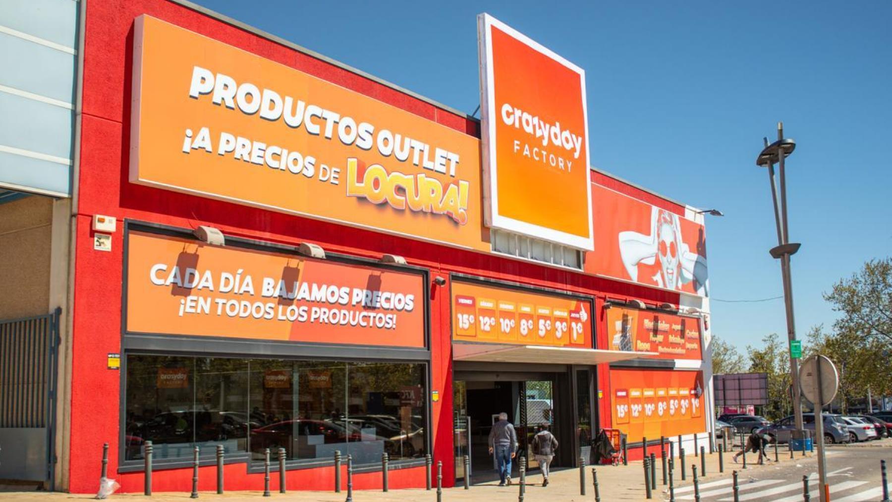 Llega a Valencia Crazy Day Factory, el 'outlet' donde puedes comprar por un  euro productos de