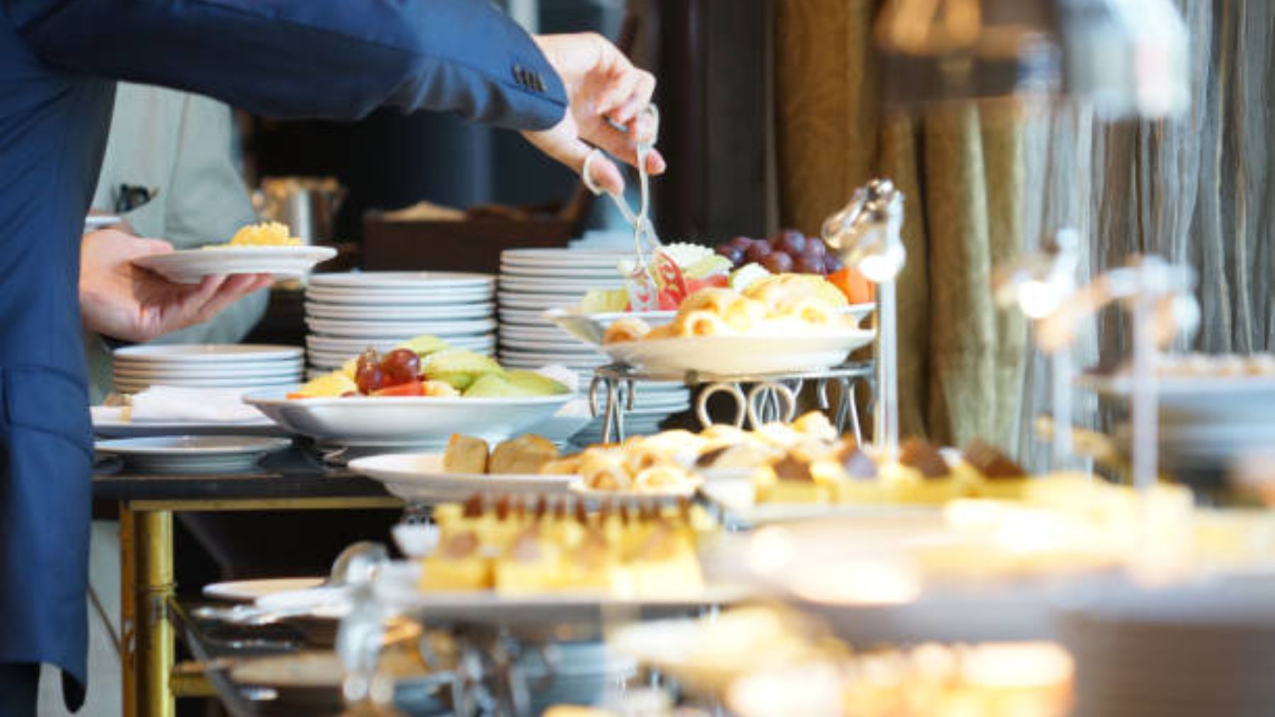 Renfe tiene billetes para visitar el mejor buffet del mundo en Francia: comes por 52 €