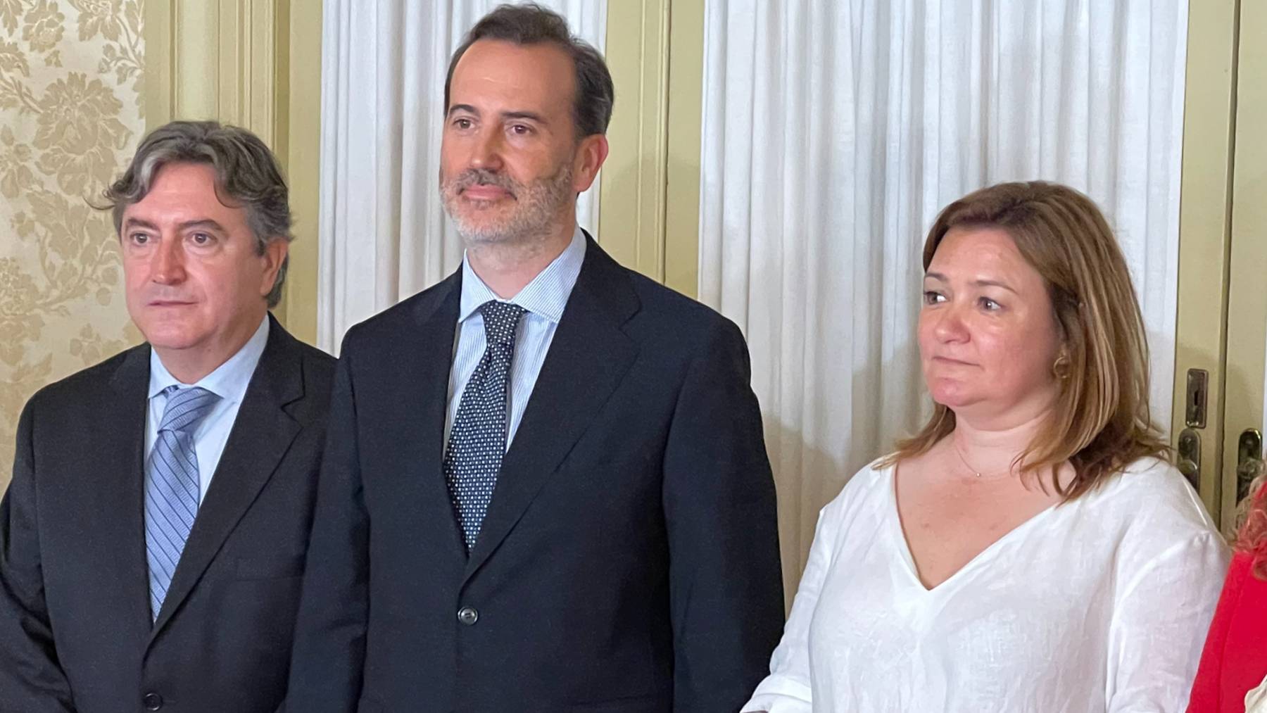Gabriel Le Senne (Vox) entre Mauricio Rovira (PP) y Mercedes Garrido (PSOE).