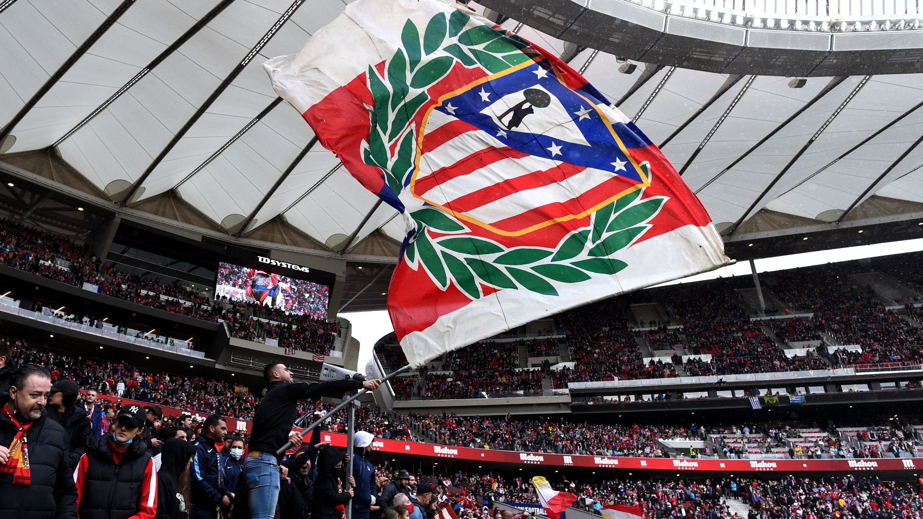 Bandera con el escudo antiguo del Atlético de Madrid. (Getty)