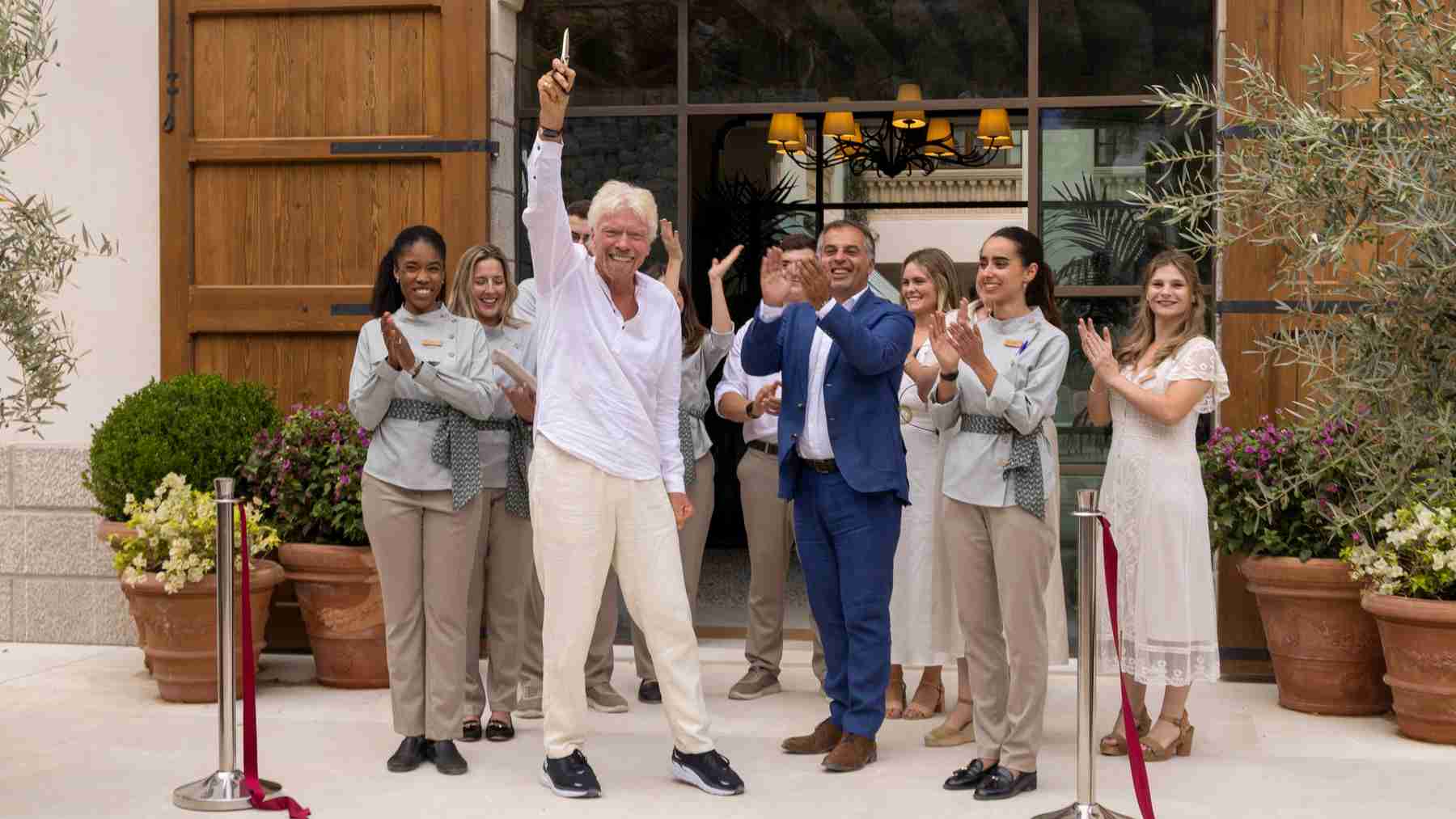 El magnate británico Richard Branson tras cortar la cinta de su nuevo hotel de lujo en Mallorca. EFE/CATI CLADERA
