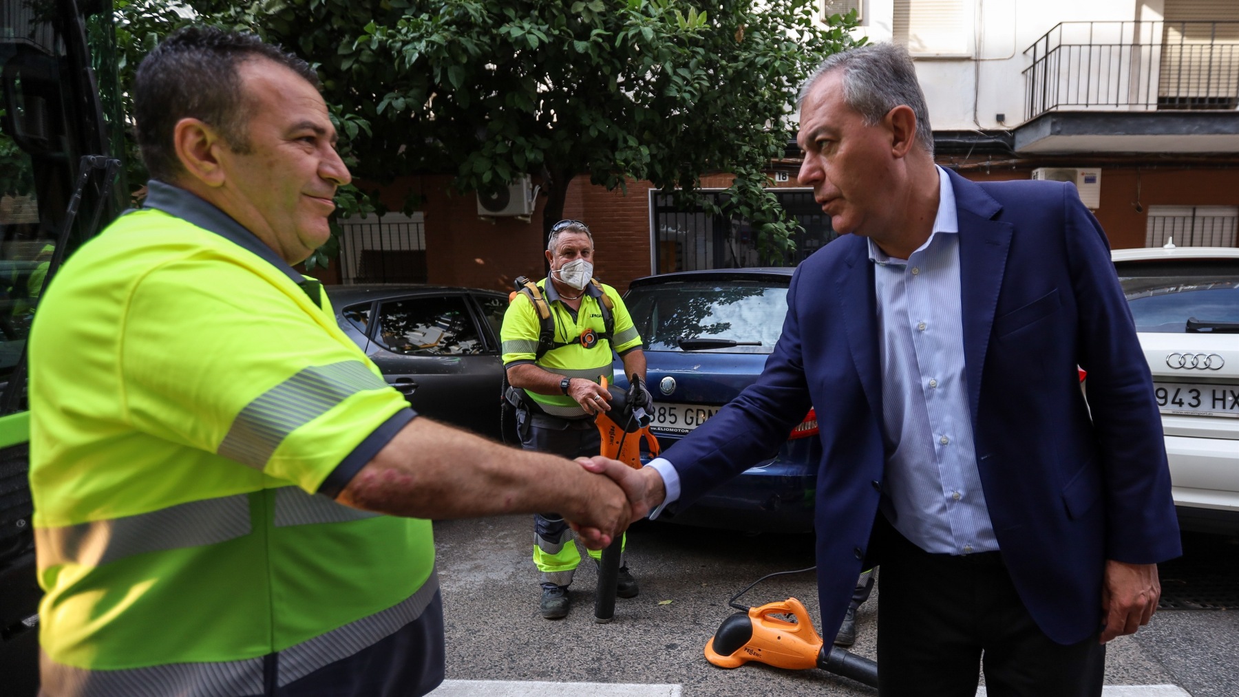 El alcalde de Sevilla, José Luis Sanz, supervisa un zafarrancho de limpieza en El Plantinar (AYUNTAMIENTO).