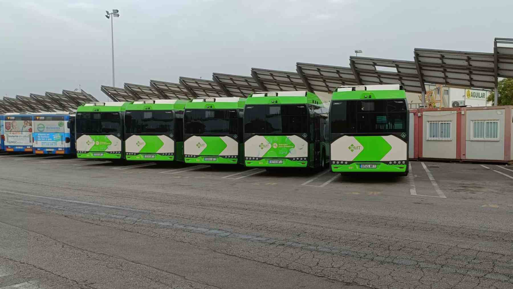 Imagen de los autobuses de hidrógeno estacionados en el aparcamiento de la EMT.