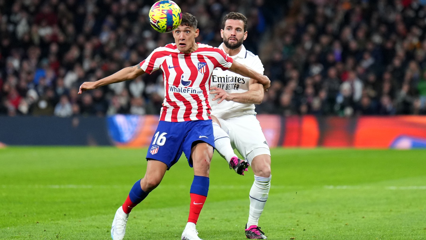 Nahuel Molina y Nacho pelean por un balón durante el Real Madrid-Atlético de la pasada temporada. (Getty)