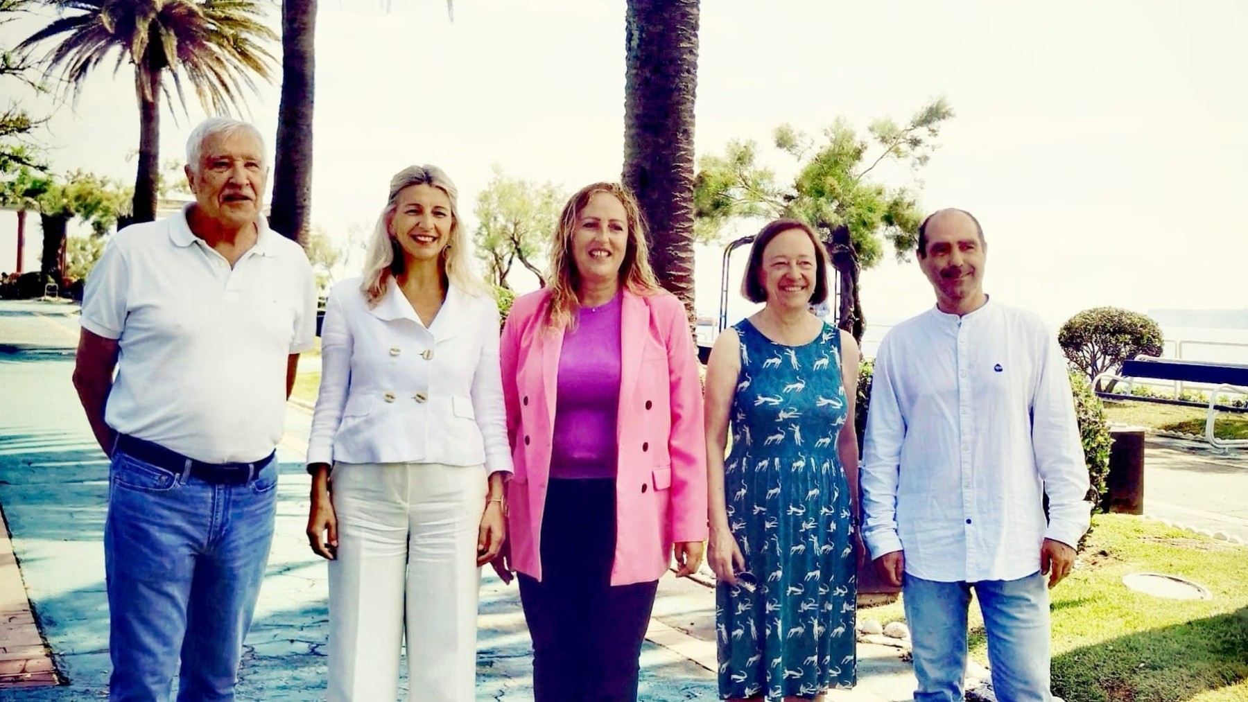 Yolanda Díaz con miembros de su plataforma en Santander. (Foto: Equo)