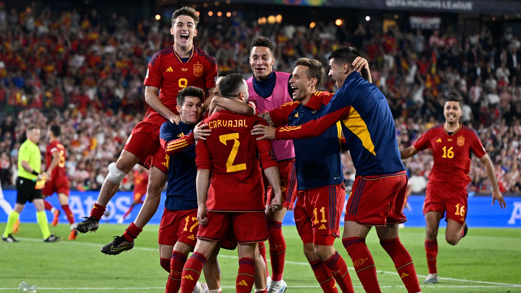 Los jugadores de España celebran el triunfo en la Liga de Naciones. (AFP)