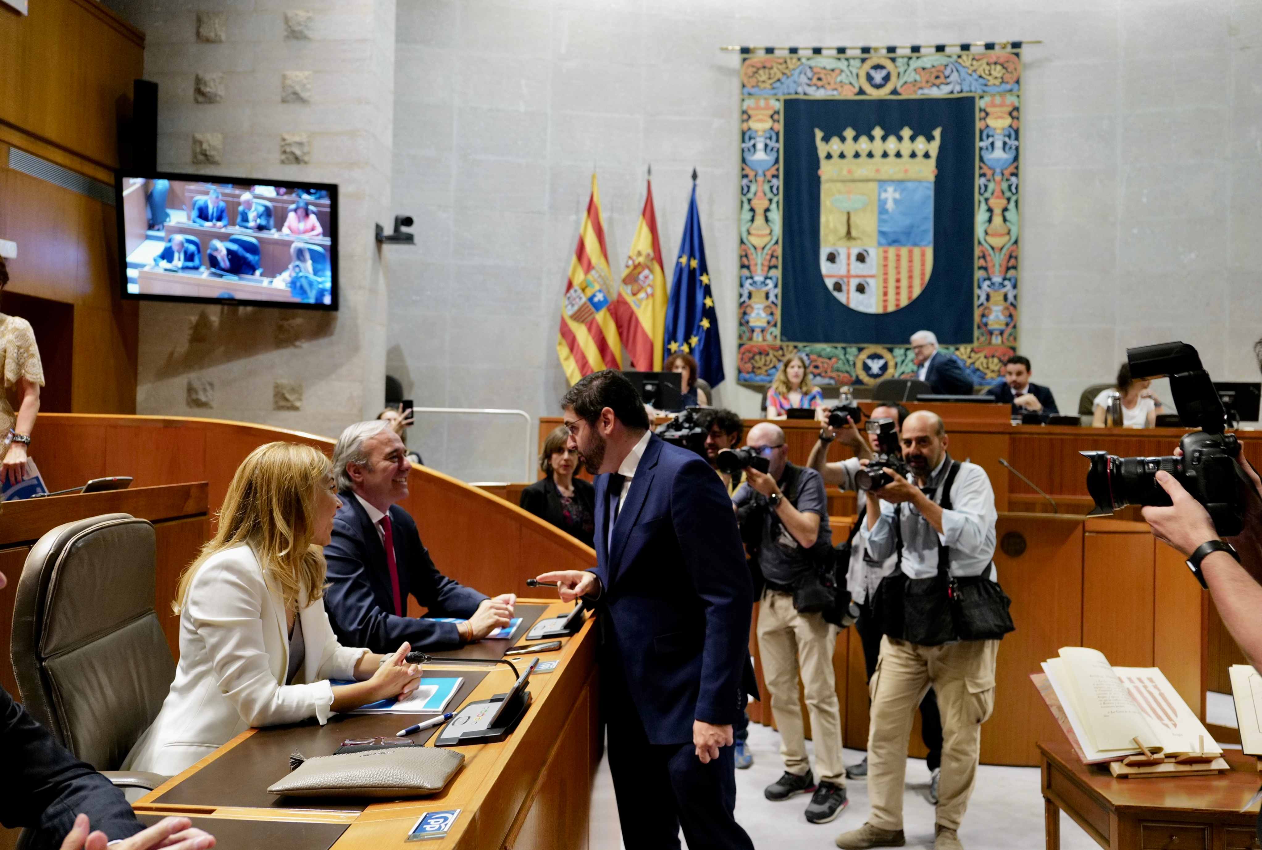 Los candidatos del PP y VOX a la Presidencia del Gobierno de Aragón, Jorge Azcón y Alejandro Nolasco, durante la sesión constitutiva de la XI Legislatura de las Cortes de Aragón