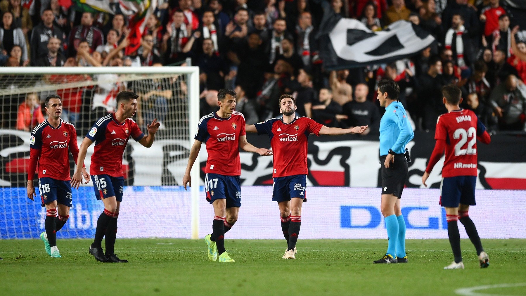 Jugadores de Osasuna protestando al árbitro. (Getty)